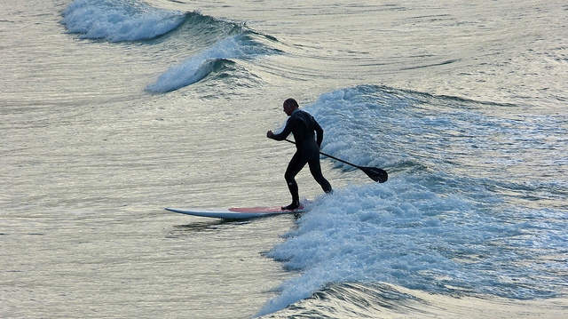 practicando paddle surf